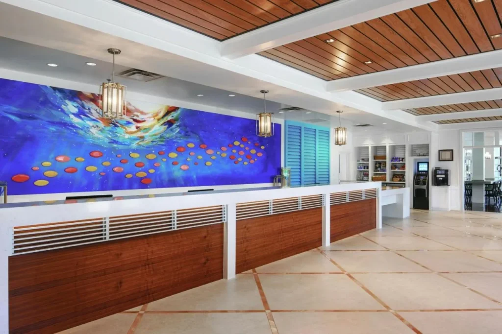 Escritorio de check-in debajo de un colorido mural en el Marriott's Harbour Lake