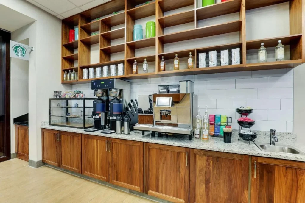 Café en el vestíbulo con máquinas de café espresso y café Starbucks en el Drury Plaza Hotel Orlando