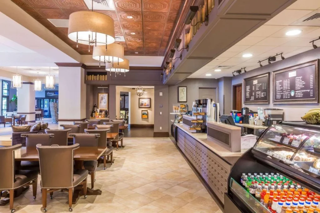 Lobby cafetería con pastelería y zona de estar en Wyndham Grand Orlando Bonnet Creek
