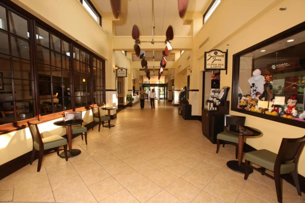 Pasillo del vestíbulo con el restaurante Plaza Garden y Smoooth Java en Rosen Inn at Pointe Orlando