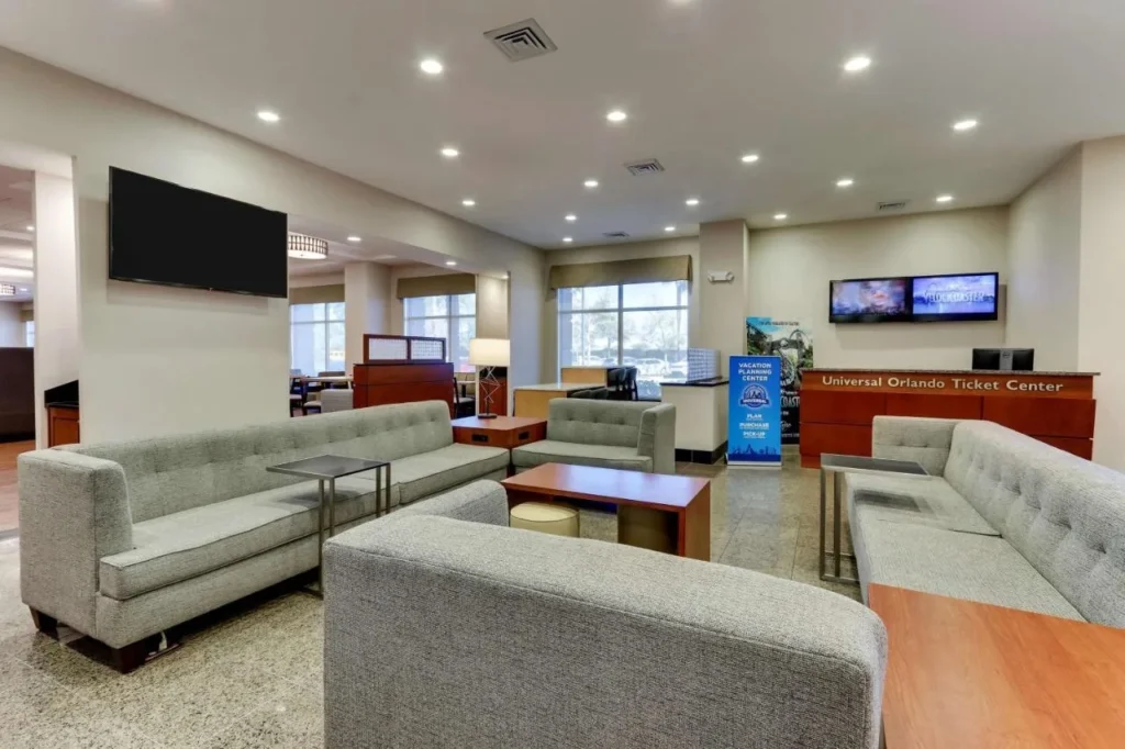 Sala de estar en el vestíbulo y mostrador de Universal Orlando Ticket Center en Drury Inn & Suites near Universal