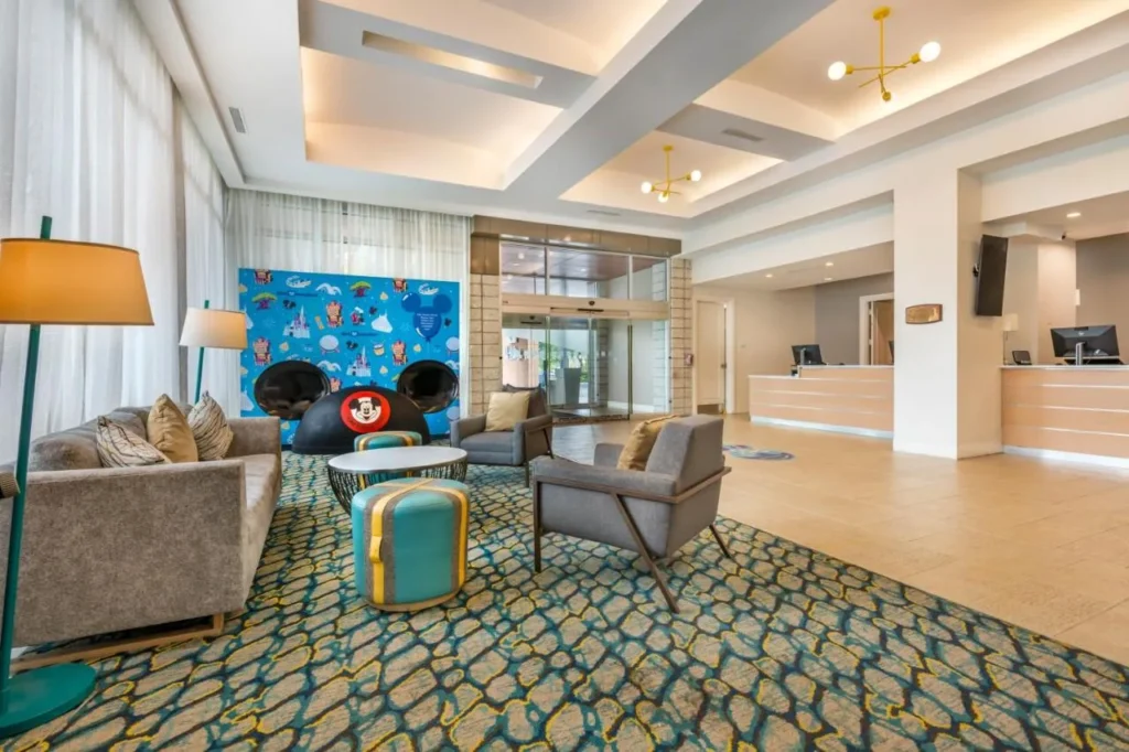 Sala de estar en el lobby con lugar para tomar fotos Mickey y recepción en Holiday Inn Orlando Disney Springs