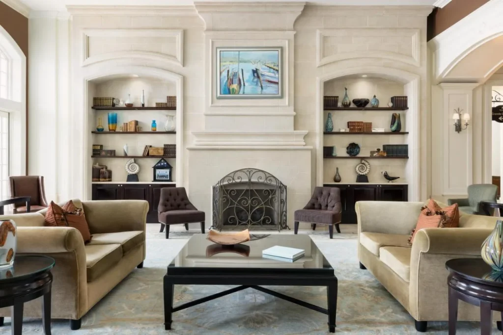 Lobby lounge with sofas, a fireplace and built-in shelves in the Reunion Grande, Reunion Resort