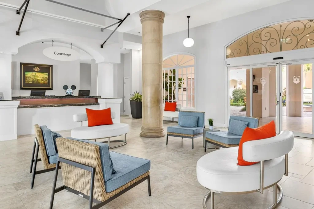 Área de asientos en el lobby con conserjería y puertas de entrada arqueadas en Marriott's Grande Vista