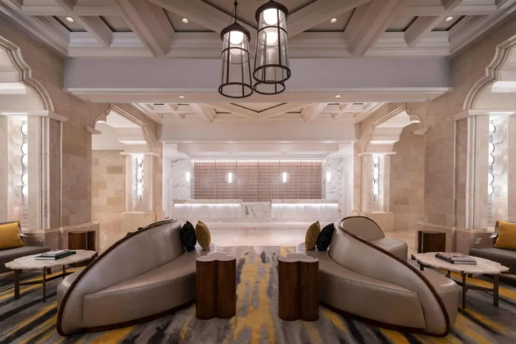 Vestíbulo con sofás curvos, colgantes de linterna y recepción de mármol, Ritz-Carlton Orlando Grande Lakes