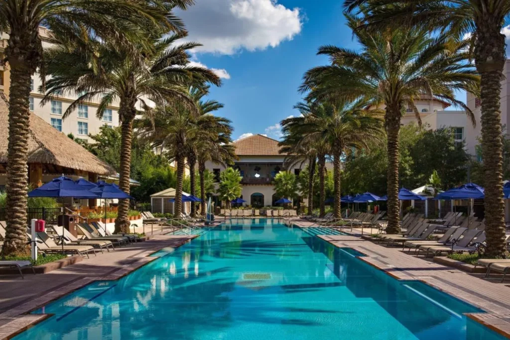 Piscina con sombrillas y tumbonas azules en el Gaylord Palms Resort