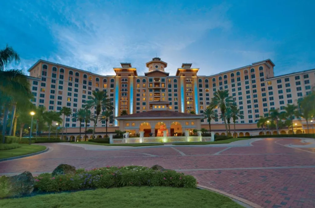 Entrada principal y entrada de ladrillo iluminada al atardecer en Rosen Shingle Creek