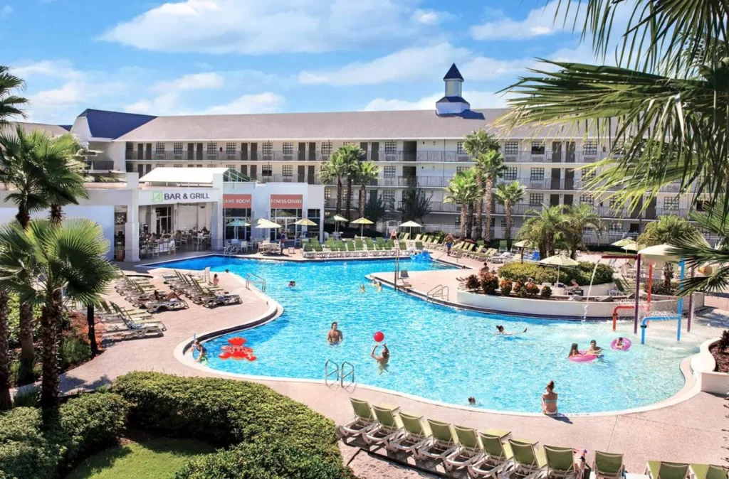 Piscina principal y área de juegos junto al bar y parrilla en Avanti International Resort