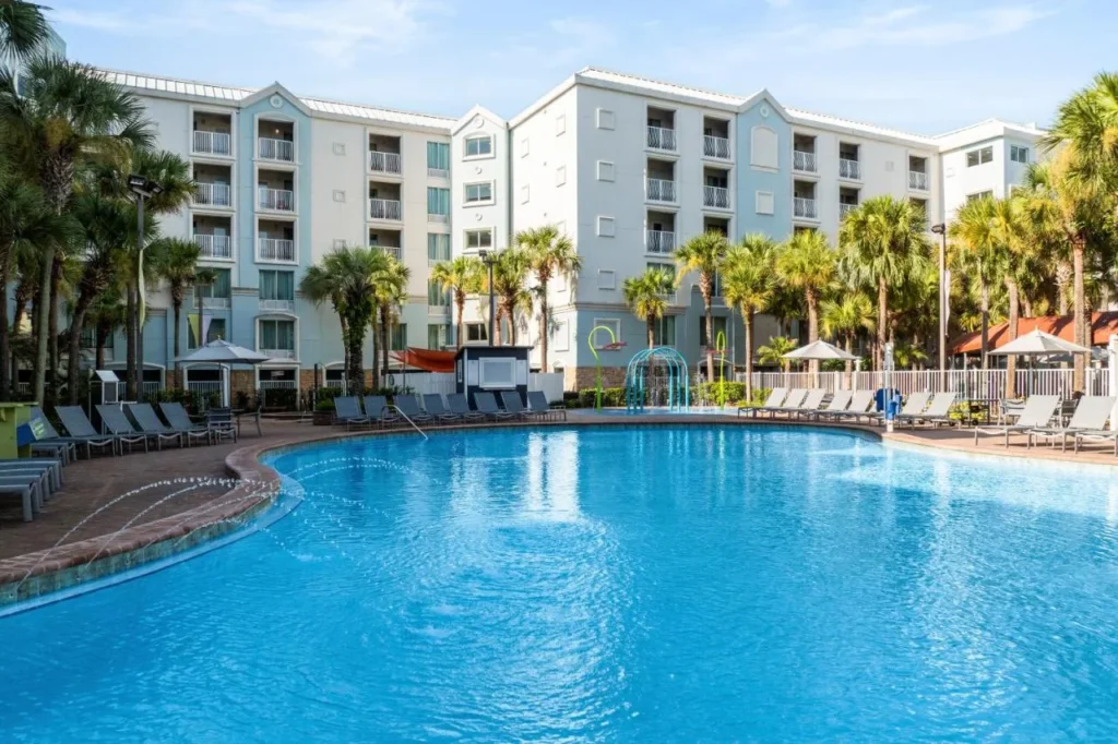 Piscina principal, tumbonas y almohadilla de chapoteo en Holiday Inn Resort Orlando Lake Buena Vista