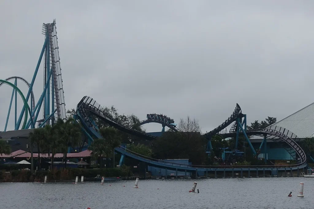 Mako Coaster's lift hill and lakeside track with a train crestando una colina, SeaWorld Orlando