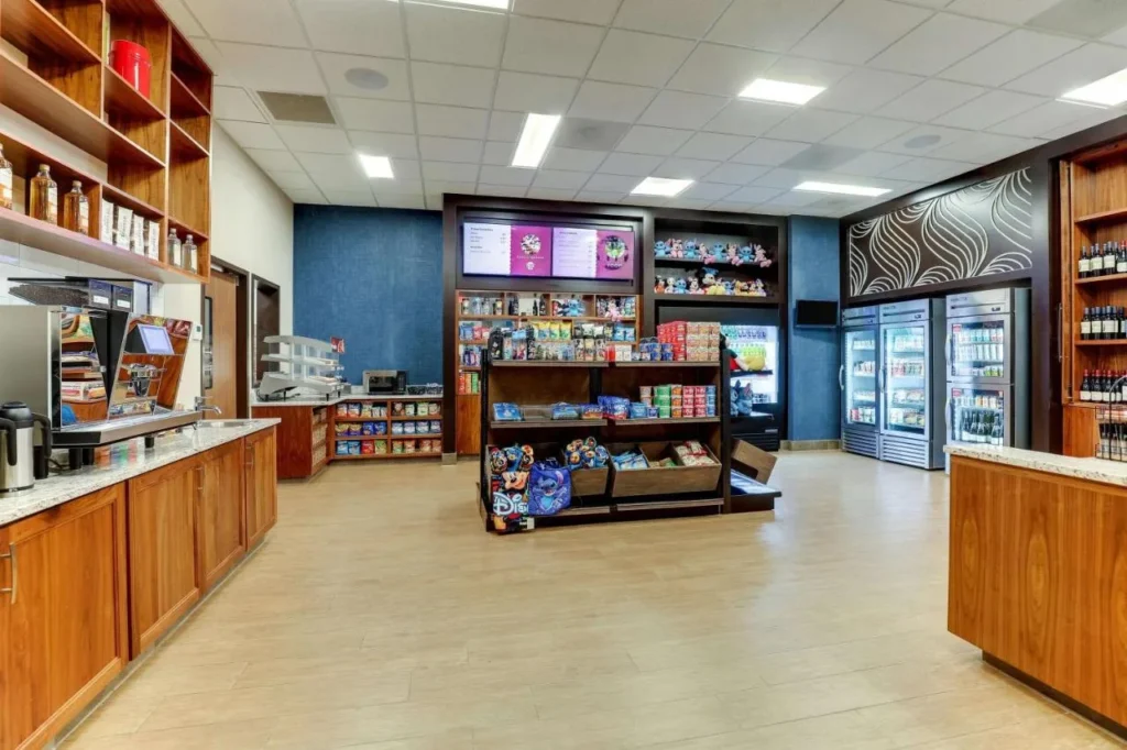 Tienda Market Place con estantes para refrigerios y refrigeradores de bebidas en Drury Plaza Hotel Orlando
