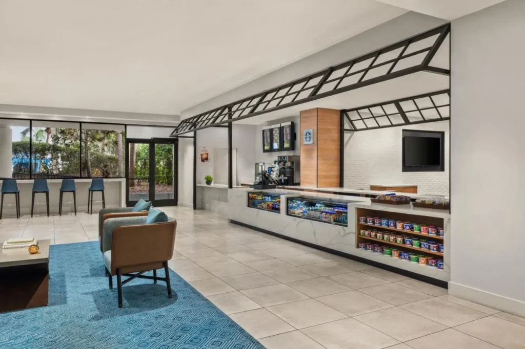 mostrador del mercado que sirve bebidas y bocadillos de Starbucks en Delta Hotels Orlando Celebration
