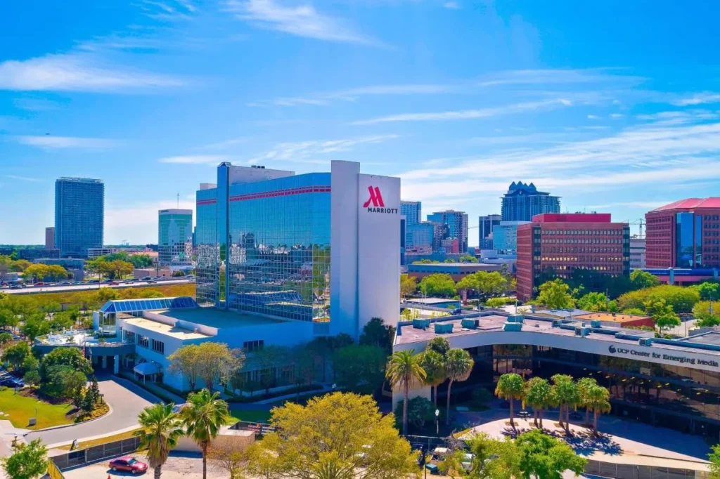 Torre de cristal Marriott Orlando Downtown en Creative Village junto al Centro de Medios Emergentes de la UCF