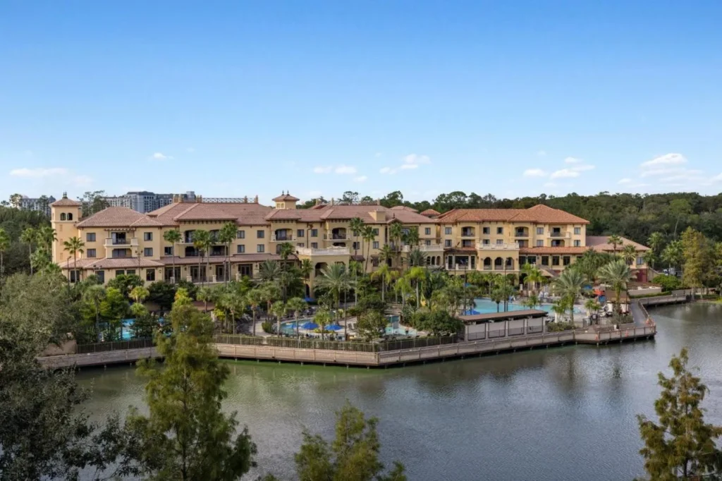 Edificios y piscinas de estilo mediterráneo en la orilla del lago en Club Wyndham Bonnet Creek