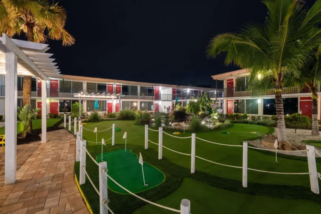 Mini campo de golf iluminado por la noche en el Courtyard de Ramada by Wyndham Kissimmee Gateway
