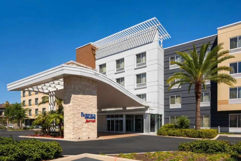 Canopy de entrada moderno y palmeras fuera Fairfield Inn & Suites Orlando Kissimmee/Celebration