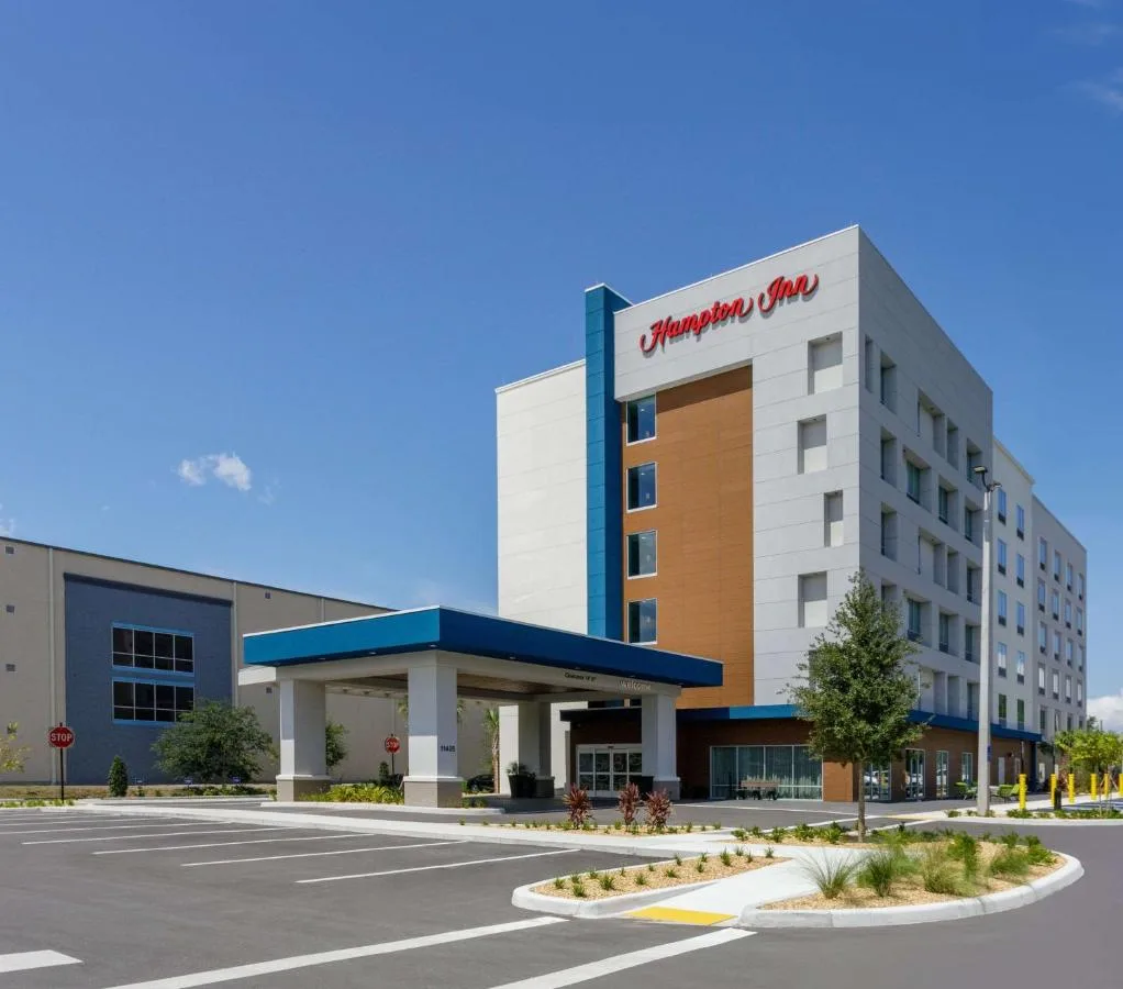 Exterior moderno, entrada cubierta y estacionamiento de Hampton Inn by Hilton Ocoee Orlando