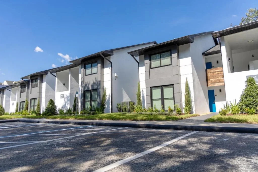 Modernos edificios de dos pisos con pasarela ajardinada y estacionamiento en The Fold Orlando