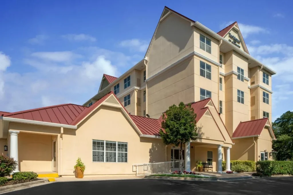 Exterior de varios pisos con techos rojos y entrada en el Residence Inn Orlando Convention Center