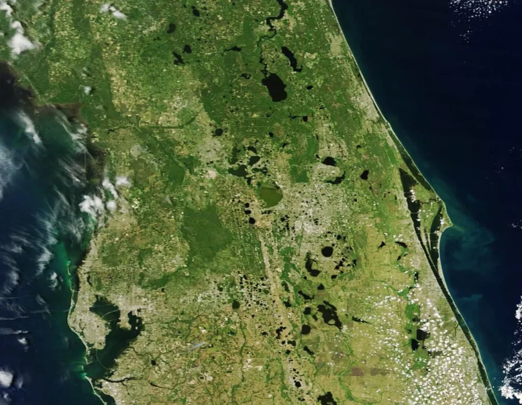 Vista satelital MODIS de la Florida central desde la Bahía de Tampa hasta Cabo Cañaveral, mayo de 2024