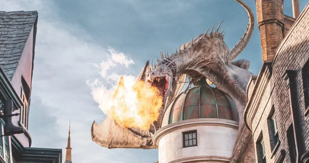 Drag&oacute;n respirando fuego sobre Gringotts en Universal Orlando