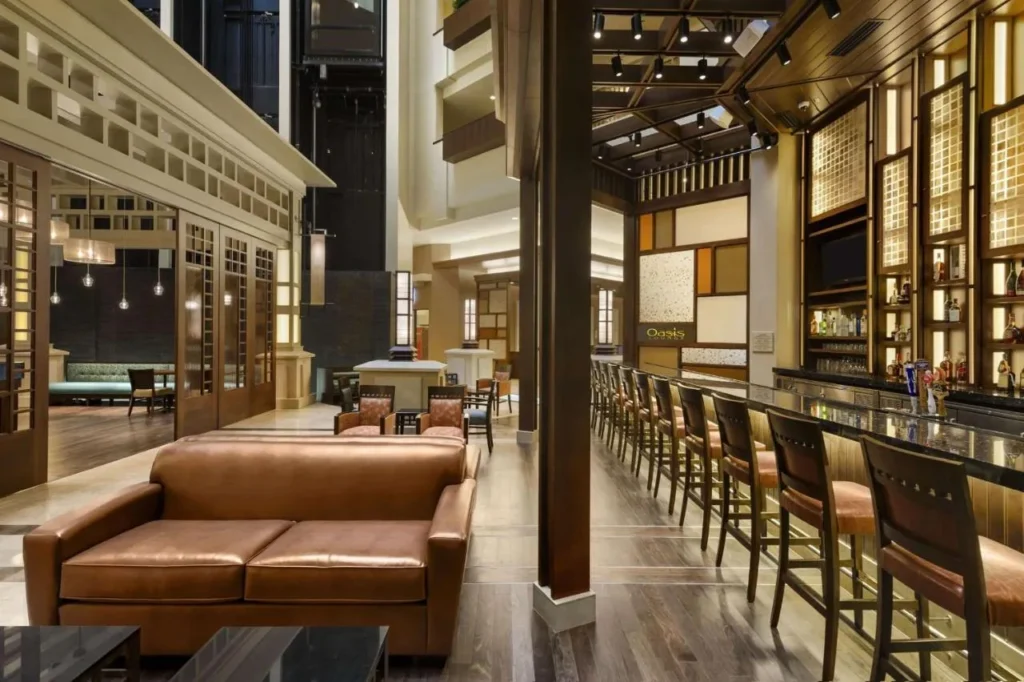 Oasis Lounge bar y sof&aacute; de cuero en el atrio del Embassy Suites Lake Buena Vista South