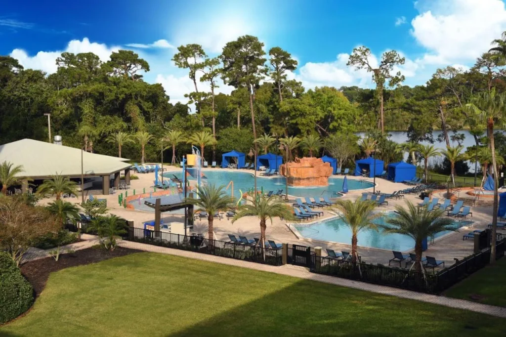 Complejo de piscinas Oasis con caba&ntilde;as, &aacute;rea de chapoteo y lago visto desde arriba, Wyndham Lake Buena Vista