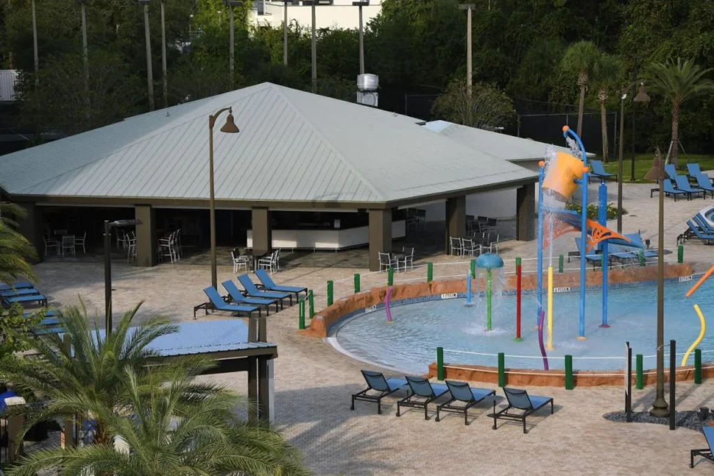 Oasis Restaurant pabell&oacute;n junto al parque infantil y tumbonas en Wyndham Lake Buena Vista