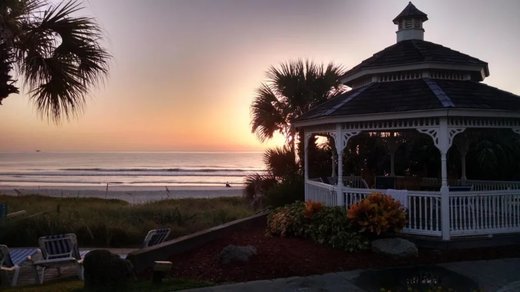 Gazebo frente al mar y las dunas al amanecer en los terrenos de Coral Sands Inn en Ormond Beach