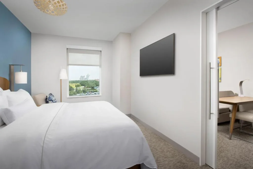 Dormitorio suite de un dormitorio con una cama king size y TV de pared en Element Orlando Universal Blvd.