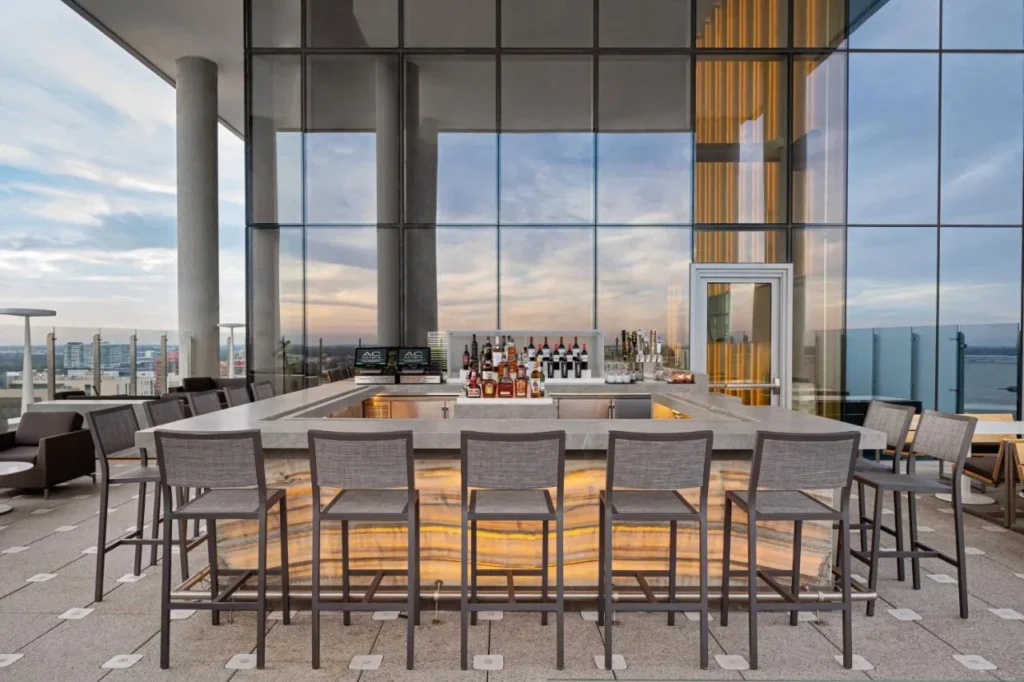 Aire libre AC Sky Bar mostrador con taburetes de bar en la terraza del AC Hotel Orlando Downtown