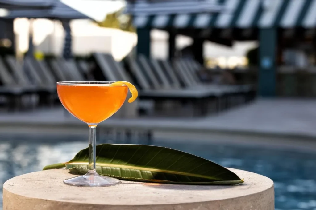 Cóctel naranja en una mesa de piedra junto a la piscina en Renaissance Orlando Resort