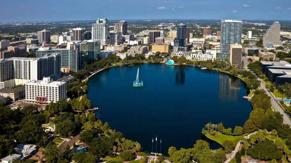 Vista a&eacute;rea del Lake Eola y el horizonte del centro de Orlando