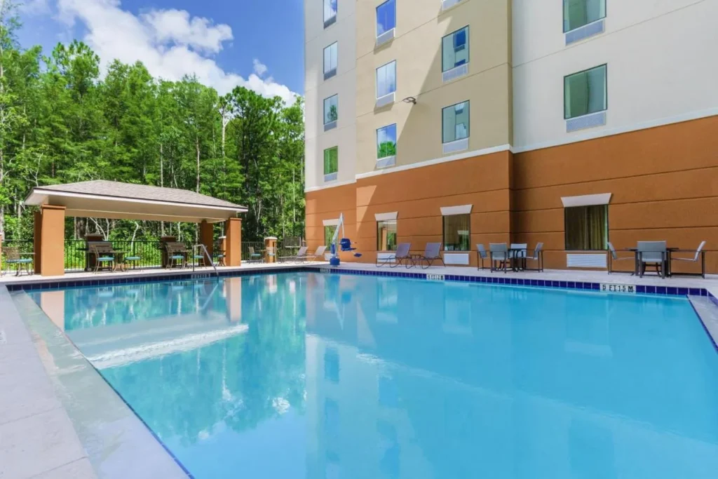Piscina al aire libre y pabell&oacute;n de parrilla cubierto junto a Candlewood Suites Orlando Lake Buena Vista