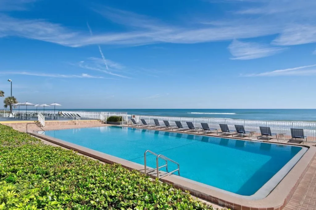 Piscina al aire libre y tumbonas junto al Océano Atlántico en Spark by Hilton Ormond Beach Oceanfront