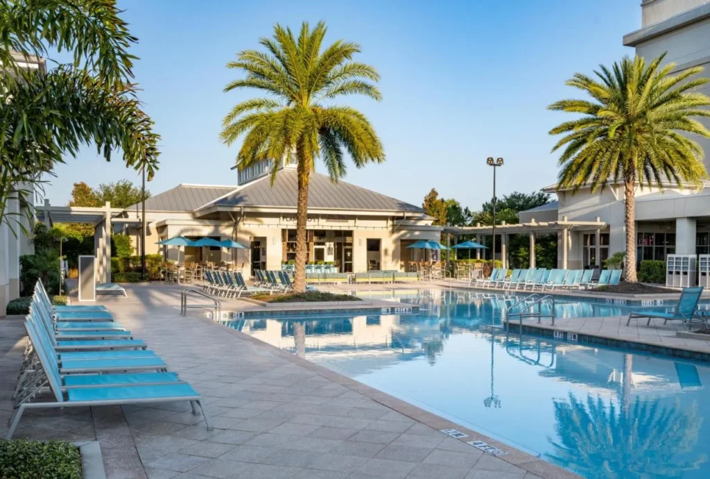 Piscina al aire libre y palmeras en TownePlace Suites Orlando at Flamingo Crossings Town Center