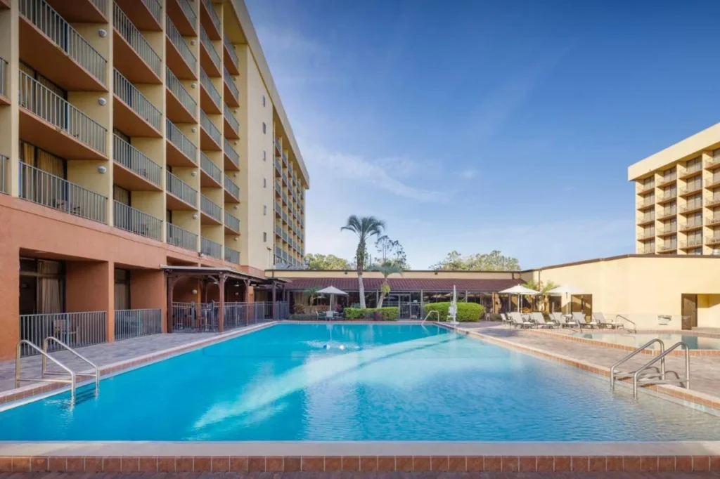 Piscina al aire libre entre las torres de invitados en Holiday Inn & Suites Orlando SW Celebration Área