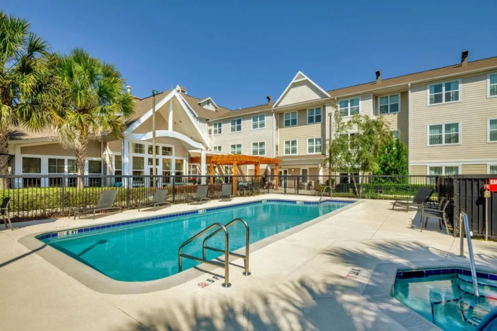 Piscina al aire libre, jacuzzi y p&eacute;rgola junto a los edificios de Residence Inn by Marriott Ocala
