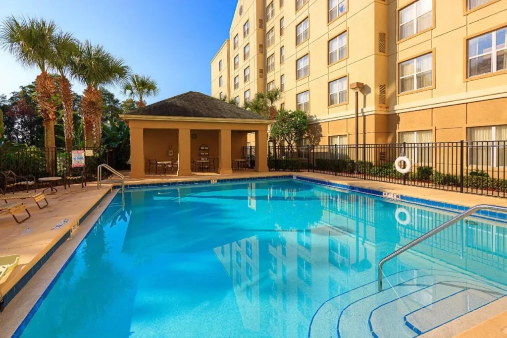 Piscina al aire libre con cenador y palmeras junto a Homewood Suites by Hilton Orlando-Maitland