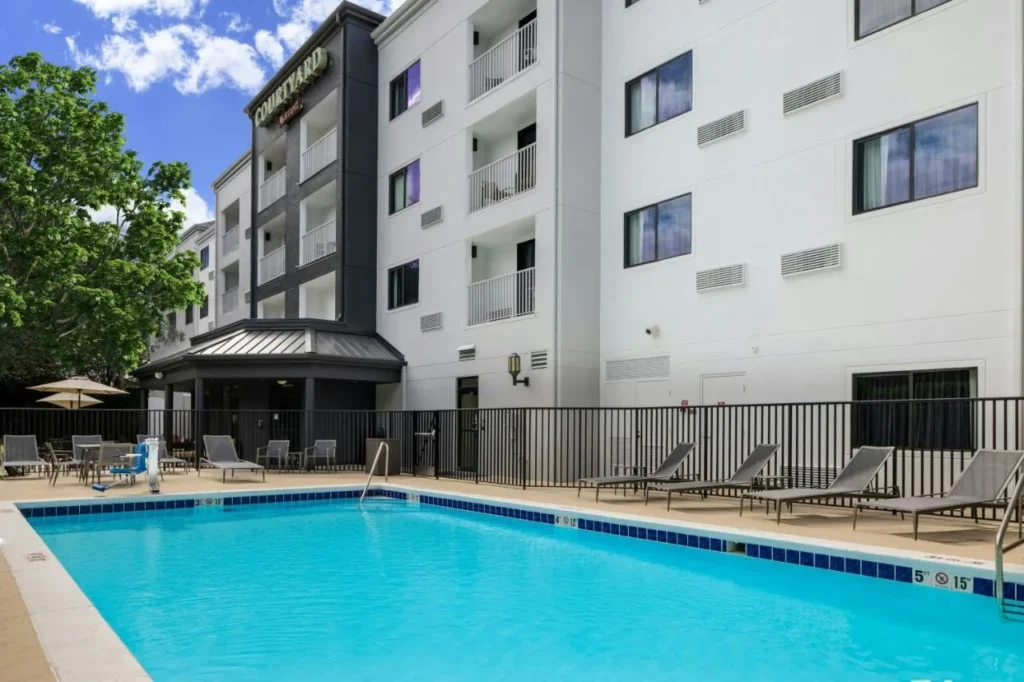 Piscina al aire libre con tumbonas junto al Courtyard Orlando Altamonte Springs/Maitland