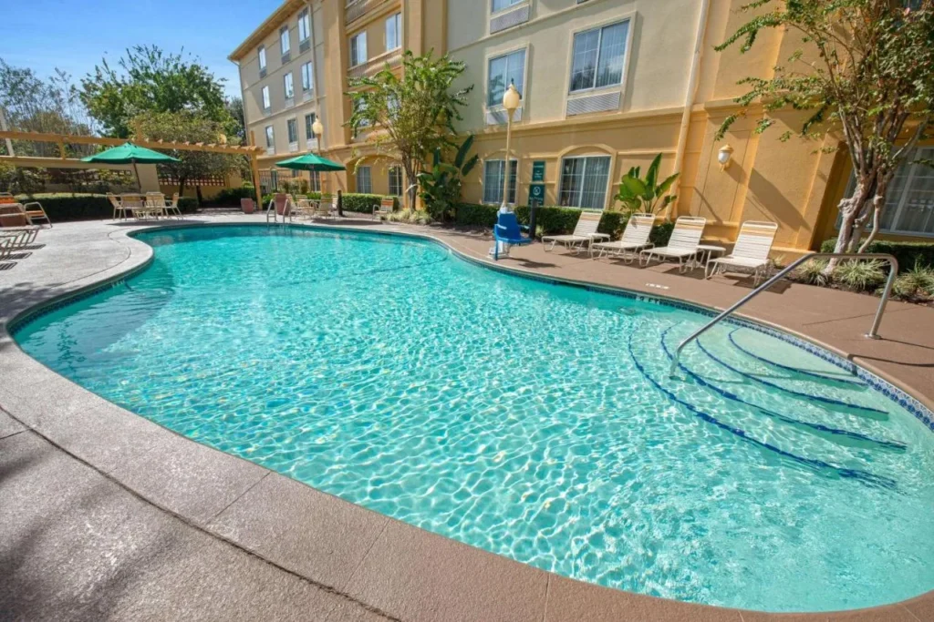 Piscina al aire libre con tumbonas junto al hotel en La Quinta by Wyndham USF Tampa