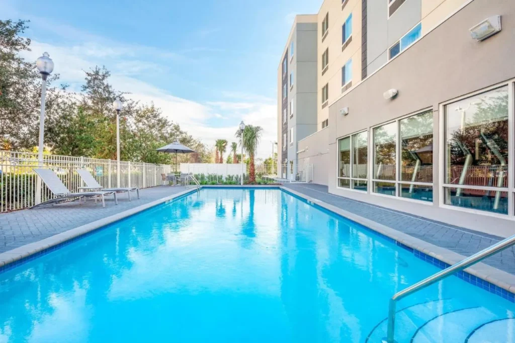 Piscina al aire libre con tumbonas junto a TownePlace Suites Orlando Altamonte Springs/Maitland