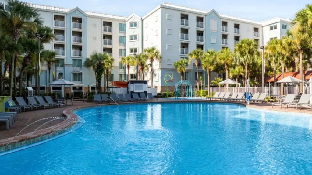 Piscina al aire libre con tumbonas y palmeras en Holiday Inn Resort Orlando Lake Buena Vista