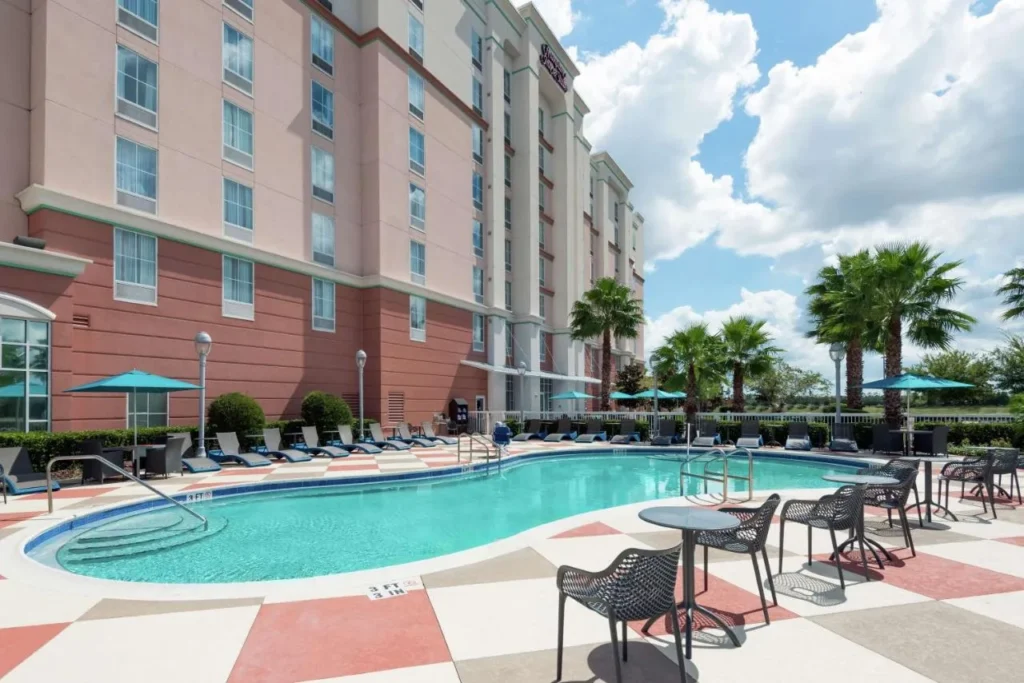 Piscina al aire libre con mesas junto al patio Hampton Inn & Suites Orlando Airport at Gateway Village