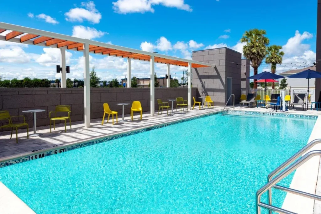 Piscina al aire libre con p&eacute;rgola, mesas y sillas en Home2 Suites by Hilton Wildwood The Villages