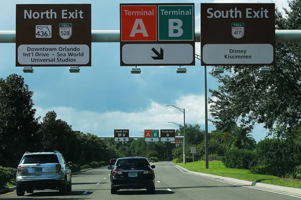 Se&ntilde;alizaciones a&eacute;reas en la carretera de salida del Aeropuerto Internacional de Orlando que apunta a SR 528 para Universal Studios