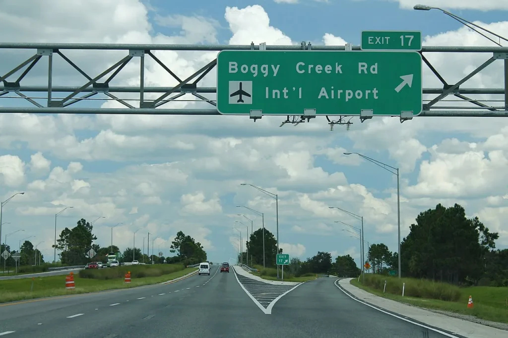 Se&ntilde;al de salida de la SR 417 hacia Boggy Creek Road y el Aeropuerto Internacional de Orlando