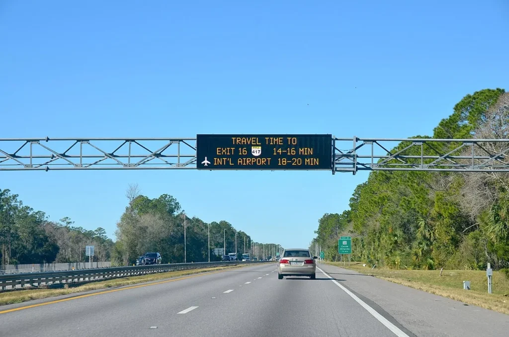 Overhead travel-time sign on the Beachline Expressway showing minutes to SR 417 and Orlando International Airport