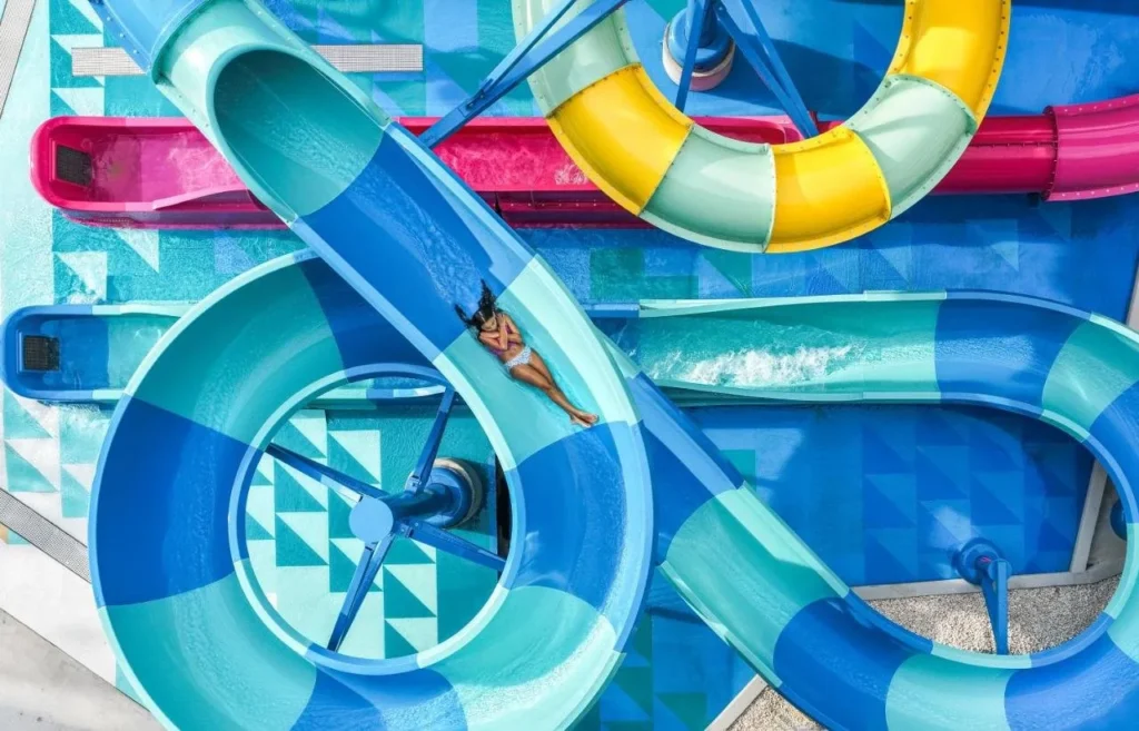 Vista a&eacute;rea de la colorida espiral de Aqua Cove y las diapositivas rectas para ni&ntilde;os en Holiday Inn Resort Orlando Suites