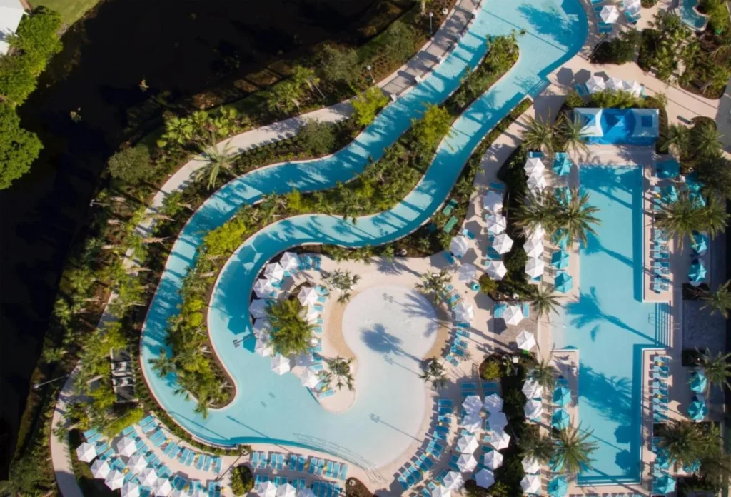 Vista a&eacute;rea del r&iacute;o lento Laguna Flotante y piscinas en Hilton Orlando Buena Vista Palace